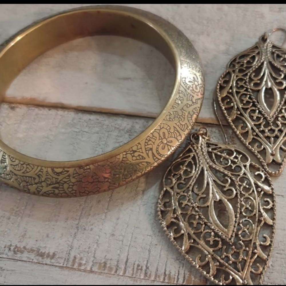 Elegant Gold-Toned Jewelry Set